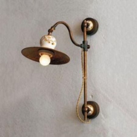 Wandleuchte mit bemalter Keramik